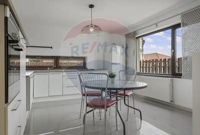 Casă cu 6 camere cu Teren 572 Mp în Central - 6