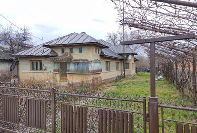 Casă cu 4 camere cu Teren 2417 Mp în Central - 2