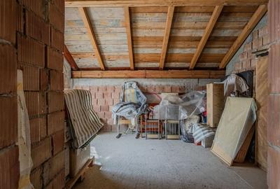 Casă individuală cu 8 camere cu Garaj în Colonia 1 Mai - 46