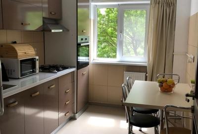 Apartament cu 3 camere decomandat în Tineretului