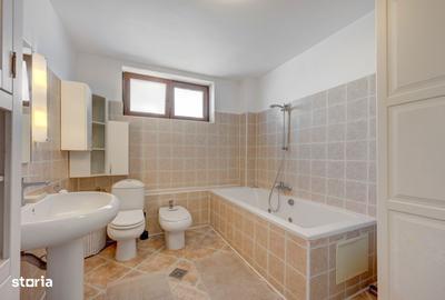 Casă cu 7 camere cu Teren 300 Mp în Ghencea - 3