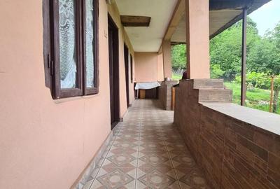 Casă cu 3 camere cu Teren 2586 Mp în Central - 2