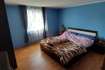 Vand casa cu 5 camere