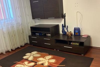 Apartament cu 3 camere semidecomandat în Central - 1