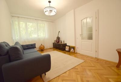 Apartament cu 3 camere semidecomandat, mobilat în 1 Mai