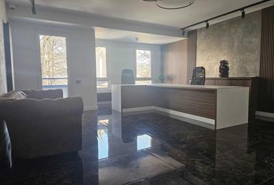 Spațiu comercial, de 200 mp, în Universitate