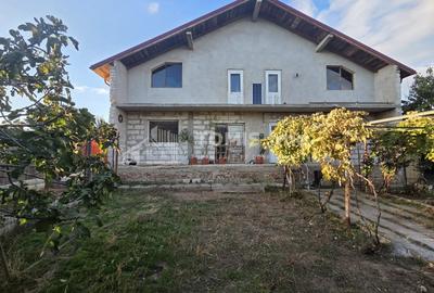 Casa cu mansarda, la rosu, in Lazu - 3