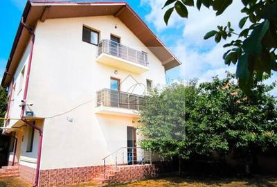 Casă individuală cu 7 camere cu Canalizare în Central