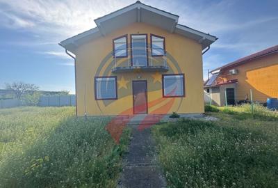Casă individuală cu 4 camere cu Canalizare în Central - 1