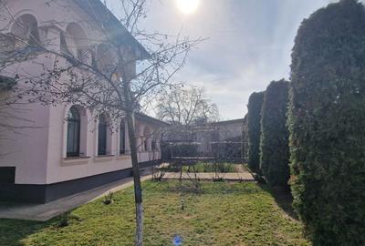 Casă cu 4 camere cu Canalizare în Central - 1