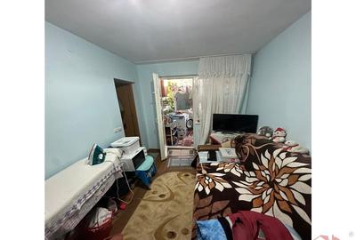 Ap 3 cam, Sud scoala nr 8, 50mp utili, et 1/4, CT - 2