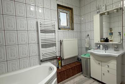 Casă individuală cu 8 camere cu Canalizare în Apărătorii Patriei - 10