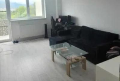 Apartament cu 3 camere decomandat în Tractorul