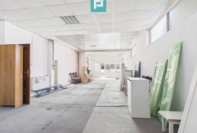 Spațiu comercial, de 300 mp, în Central - 4