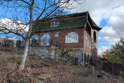 Casă cu 4 camere în Central - 1