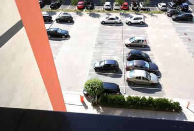 Apartament cu 3 camere decomandat, mobilat în Tractorul - 3