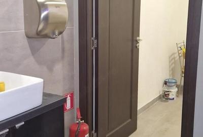 Spațiu comercial, de 300 mp, în Central - 4