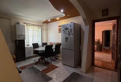 Apartament cu 3 camere semidecomandat în Central - 1