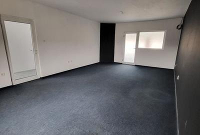 Spatiu comercial - - 3