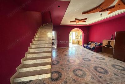 Casă cu 4 camere cu Teren 390 Mp în Central - 1