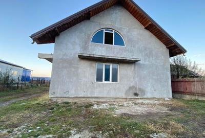 Casă cu 4 camere în Central - 2