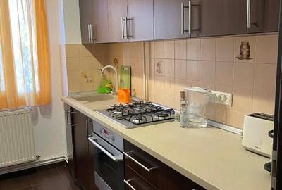 Apartament cu 3 camere semidecomandat, mobilat în Circumvalațiunii
