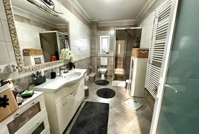 Casă cu 8 camere cu Canalizare în Bărăbanț