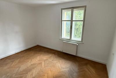 Apartament cu 3 camere semidecomandat în Calea Turzii