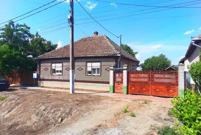 Casa de vanzare, in centrul comunei Socodor, la ?oseaua pricipala - 1