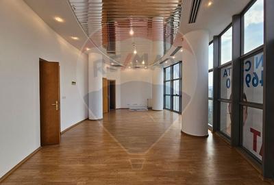 Spatiu 58.4 mp etaj 3, str Piata Revolutiei - 2