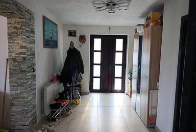 Casă cu 2 camere cu Teren 4500 Mp în Central - 1