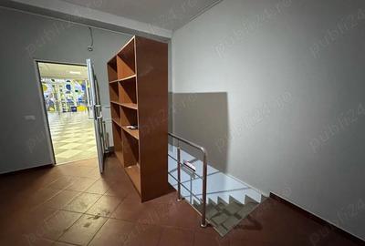Spațiu comercial, de 80 mp, în Central - 4