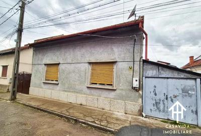 Casă cu 8 camere cu Teren 430 Mp în Central