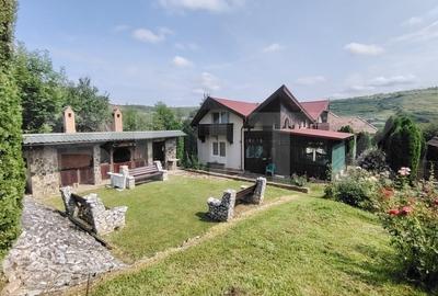 Casa cu mobilier premium si gradina spectaculoasa in Tarnaveni