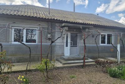 Casă cu 4 camere în Sălcioara