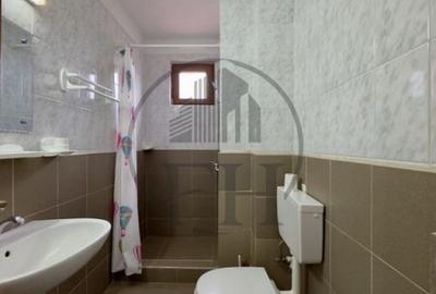 Casă cu 10 camere cu Teren 597 Mp în Central