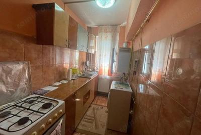 Vanzare apartament 3 camere, etaj 3, situat in Targu Jiu, strada Slt. Ion Fota - 1