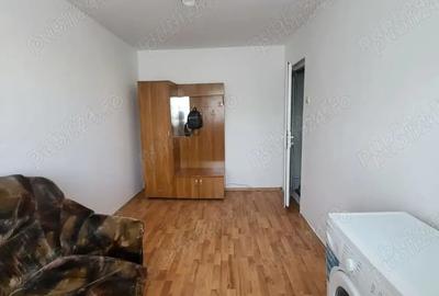 Proprietar vand apartament cu o camera, situat la etajul 3, in fata pie?ei din zona lipovei - 2