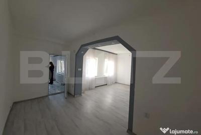 Casă cu 4 camere cu Teren 350 Mp în Central - 1