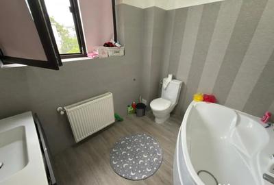 Apartament cu 3 camere semidecomandat în 9 Mai - 5