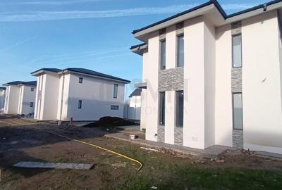 Casă individuală cu 4 camere cu Canalizare în Central - 12