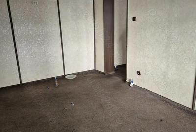 Spa?iu de vanzare in zona centrala - 1