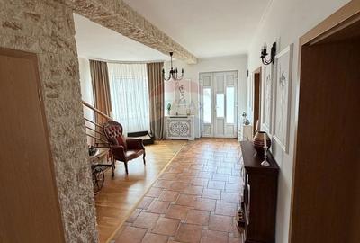 Casă cu 5 camere cu Teren 999 Mp în Central - 15
