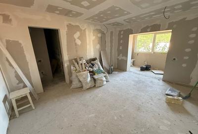 Apartament cu 2 camere semidecomandat în Craiovița Nouă