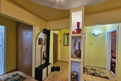 Apartament 4 camere , 2 bai,2 balcoane,etaj 2 - 3