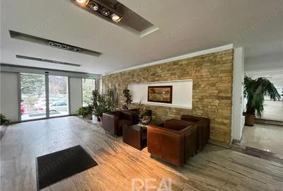 Spațiu comercial, în P-ța Victoriei - 17