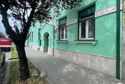 Casa / Spatiu comercial cu 6 camere de inchiriat in zona centrala