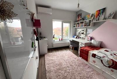 Vand ½ duplex in Ghiroda, 4 Camere, zona excelenta, 2 Locuri de Parcare,  AC - 8