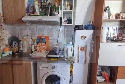 Garsoniera cu baie si geam mare - scara foarte ingrijita - 1