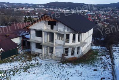 Casă cu 4 camere cu Teren 723 Mp în Central - 2